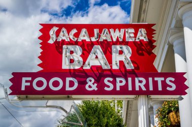Three Forks, Montana 'da tarihi bir eski batı hanı.