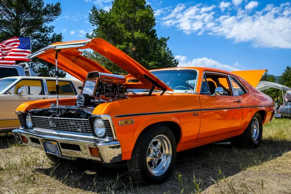 Egy nagy szabadtéri Rev Mountain Car and Bike Show Lincoln, Montana — Stock Fotó