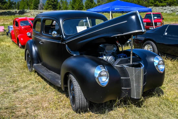 Egy nagy szabadtéri Rev Mountain Car and Bike Show Lincoln, Montana — Stock Fotó