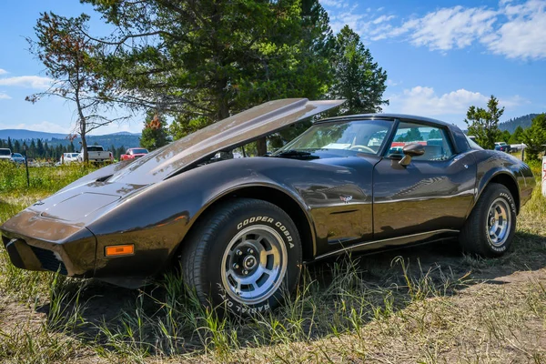 Egy nagy szabadtéri Rev Mountain Car and Bike Show Lincoln, Montana — Stock Fotó