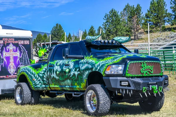 Egy nagy szabadtéri Rev Mountain Car and Bike Show Lincoln, Montana — Stock Fotó