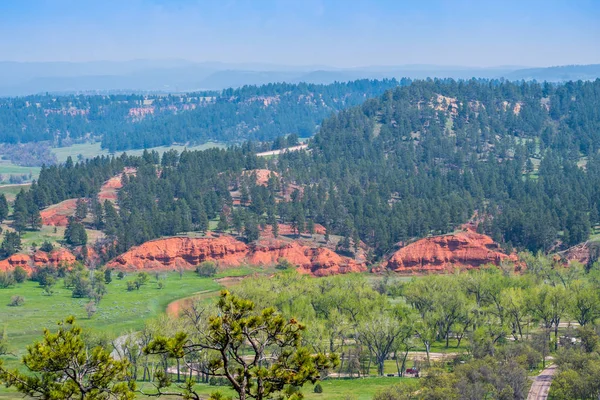 Rocce di arenaria rossa di forma naturale nel Devils Tower National Monument, Wyoming — Foto Stock