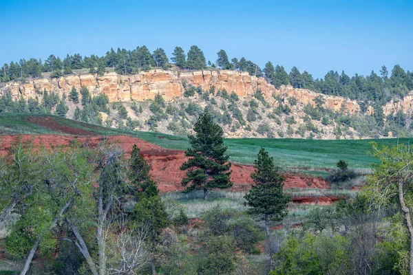Rocce di arenaria rossa di forma naturale nella Devils Tower National — Foto Stock