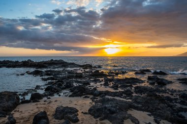 Maui, Hawaii 'de dramatik bir gün batımı manzarası