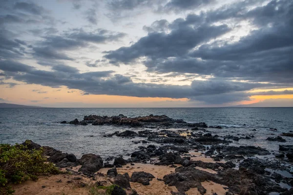 The overlooking view of the shore in Maui, Hawaii — Stock Photo, Image