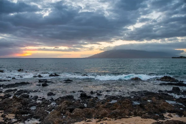 The overlooking view of the shore in Maui, Hawaii — Stock Photo, Image