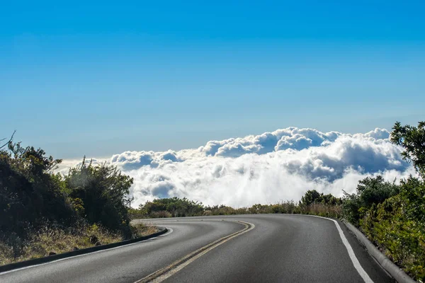 Ein langer weg auf der straße von in maui, hawaii — Stockfoto
