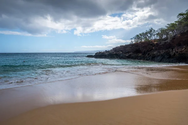 A kilátás nyílik a partra Maui, Hawaii — Stock Fotó