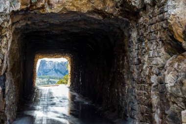 Kara Tepeler Ulusal Ormanı 'ndaki Doane Robinson Tüneli, Güney Dakota
