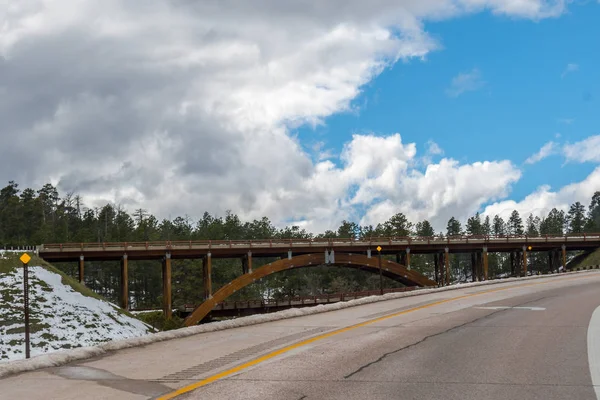 Un long chemin le long de la route de Black Hills National Forest, Dakota du Sud — Photo