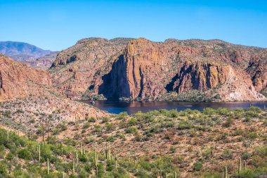 Apaçi Çölü 'nün etrafında ferahlatıcı bir doğal su akışı var.