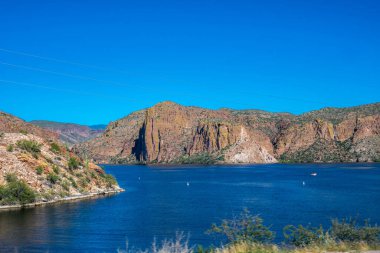 Apaçi Çölü 'nün etrafında ferahlatıcı bir doğal su akışı var.