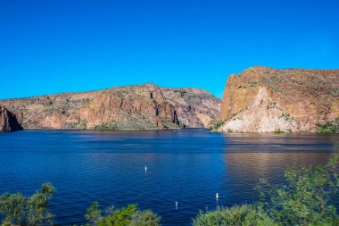 Apaçi Çölü 'nün etrafında ferahlatıcı bir doğal su akışı var.