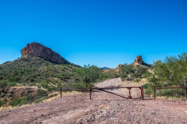 Apache 'lerin yürüme izlerinden destansı çöl manzarası.