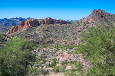 Apache 'lerin yürüme izlerinden destansı çöl manzarası.