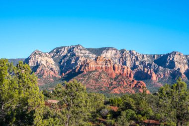 Korunaklı parkta dik bir kanyon duvarları oluşmuş.