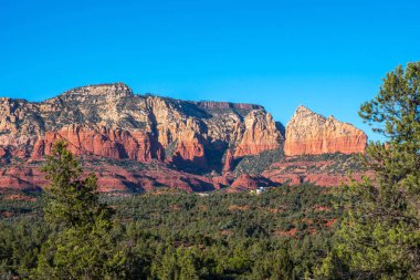 Korunaklı parkta dik bir kanyon duvarları oluşmuş.