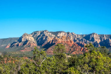 Korunaklı parkta dik bir kanyon duvarları oluşmuş.