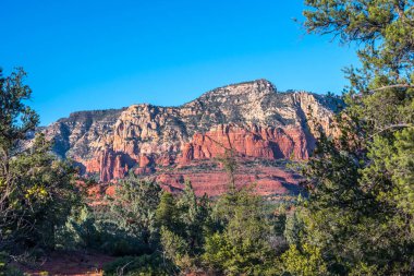Korunaklı parkta dik bir kanyon duvarları oluşmuş.