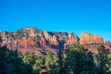 Korunaklı parkta dik bir kanyon duvarları oluşmuş.