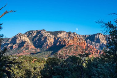 Korunaklı parkta dik bir kanyon duvarları oluşmuş.