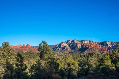 Korunaklı parkta dik bir kanyon duvarları oluşmuş.