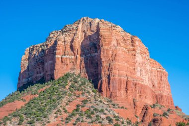 Korunaklı parkta dik bir kanyon duvarları oluşmuş.