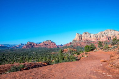 Korunaklı parkta dik bir kanyon duvarları oluşmuş.