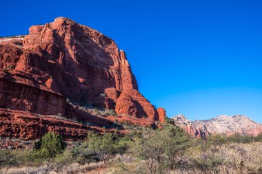 Korunaklı parkta dik bir kanyon duvarları oluşmuş.