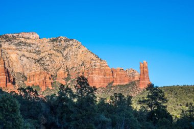 Korunaklı parkta dik bir kanyon duvarları oluşmuş.