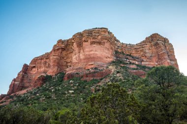 Korunaklı parkta dik bir kanyon duvarları oluşmuş.