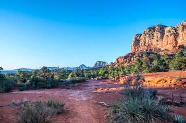 Korunaklı parkta dik bir kanyon duvarları oluşmuş.