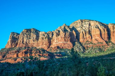 Korunaklı parkta dik bir kanyon duvarları oluşmuş.
