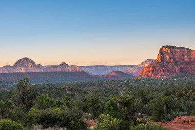 Korunaklı parkta dik bir kanyon duvarları oluşmuş.