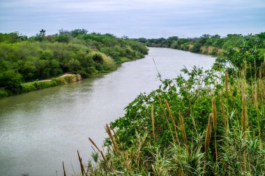 Meksika-ABD sınırını birbirine bağlayan büyük bir su akıntısı