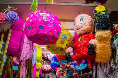 Kasabada güzel bir Meksika hatıra eşyası seçimi var.