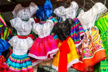 Kasabada güzel bir Meksika hatıra eşyası seçimi var.