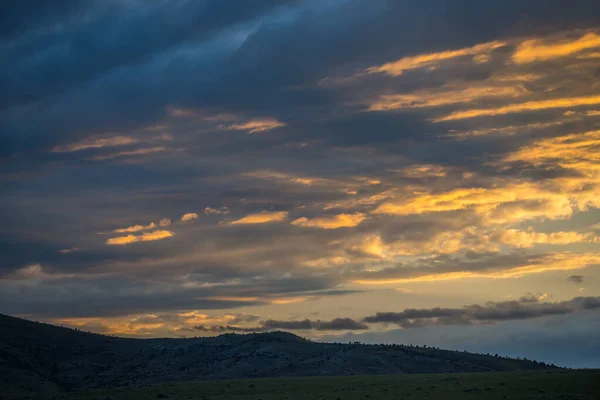Zonsondergang Boven Een Kleurrijk Wolkenlandschap Schemering Gallatin Country — Stockfoto