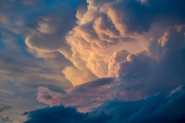 Zachód Słońca Nad Kolorowym Chmurowym Krajobrazem Zmierzchu Hrabstwie Meagher — Zdjęcie stockowe