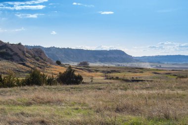 Engebeli çorak topraklar ve yüksek kayalıklardan oluşan doğal bir kaya oluşumu