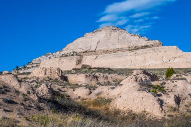 Engebeli çorak topraklar ve yüksek kayalıklardan oluşan doğal bir kaya oluşumu