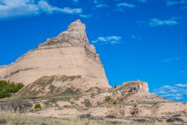 Engebeli çorak topraklar ve yüksek kayalıklardan oluşan doğal bir kaya oluşumu