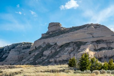 Engebeli çorak topraklar ve yüksek kayalıklardan oluşan doğal bir kaya oluşumu