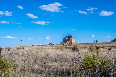Engebeli çorak topraklar ve yüksek kayalıklardan oluşan doğal bir kaya oluşumu