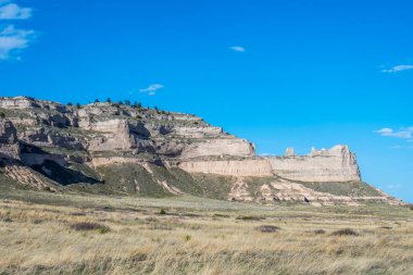 Engebeli çorak topraklar ve yüksek kayalıklardan oluşan doğal bir kaya oluşumu