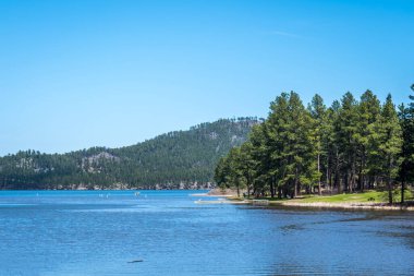 A large refreshing flow of water with a peaceful view of the nature