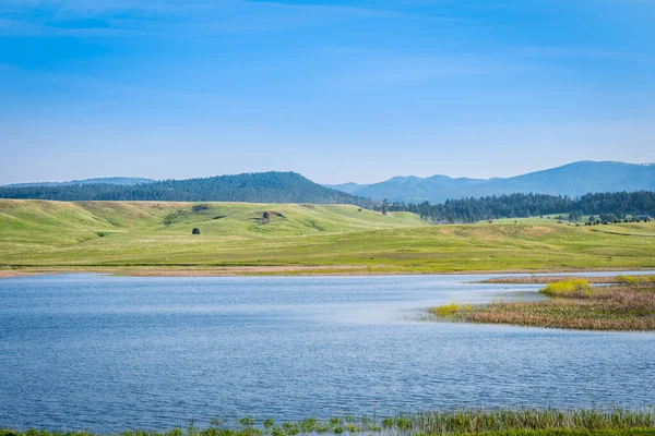 Ein Großer Erfrischender Wasserlauf Mit Friedlichem Blick Auf Den See — Stockfoto
