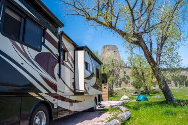 Şeytanlar Kulesi NM, Wyoming, 31 Mayıs 2019: Karavanımızın büyüleyici görüntüsünün tadını çıkarıyoruz