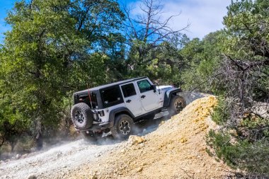 Benson, AZ, ABD - 5 Eylül 2019: Bir Jeep Wrangler Rubicon off-road kursuna gidiyor