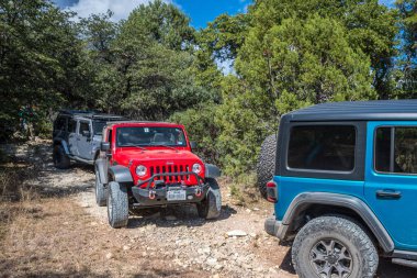 Benson, AZ, ABD - 5 Eylül 2019 Bir set Jeep Wranglers off-road kursuna gidiyor